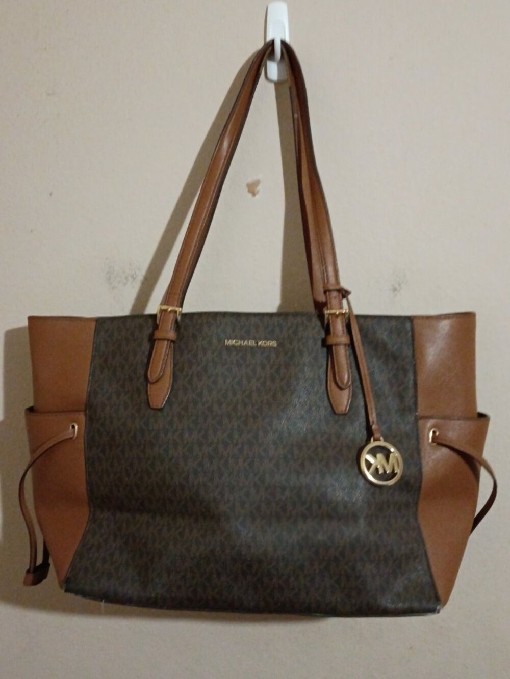 Michael Kors Women Gilly Large Signature Travel Drawstring Tote Bags Brown